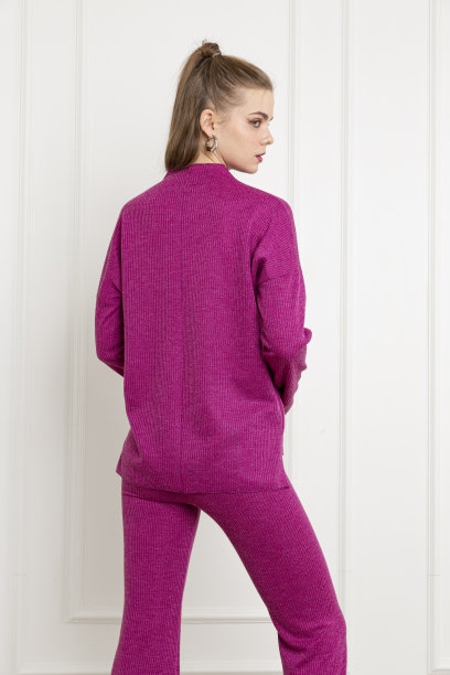 穿着樱桃色毛衣和运动裤的金发女郎。图片下载