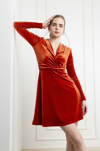 穿着橙色连衣裙的金发女郎。图片下载