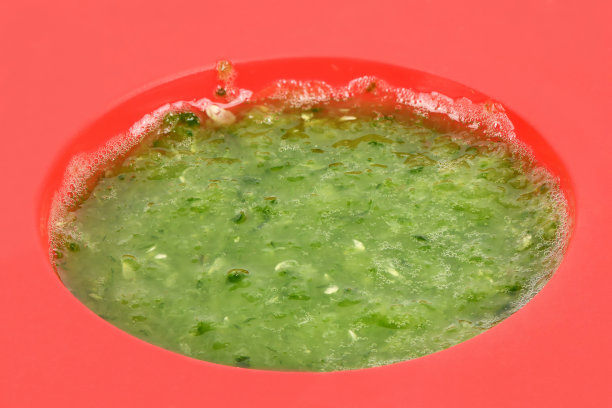 在硅胶模具中冷冻水果冰沙。侧视图。高分辨率照片。图片下载