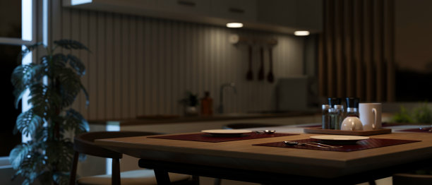 一张餐桌的特写照片，在一个现代的，浪漫的餐厅在昏暗的灯光下的夜晚。图片下载