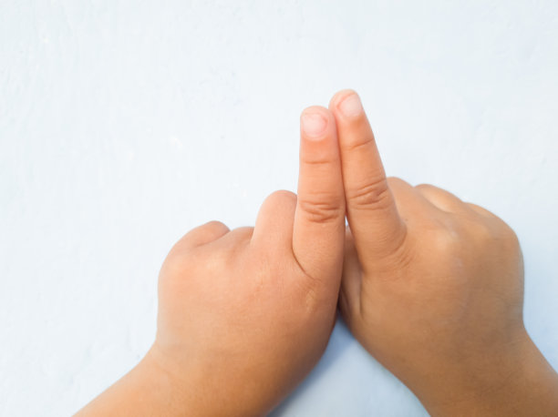 一个孩子的手特写图片下载