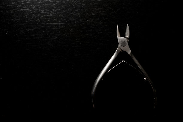 金属钢光泽角质层指甲钳黑色背景图片下载