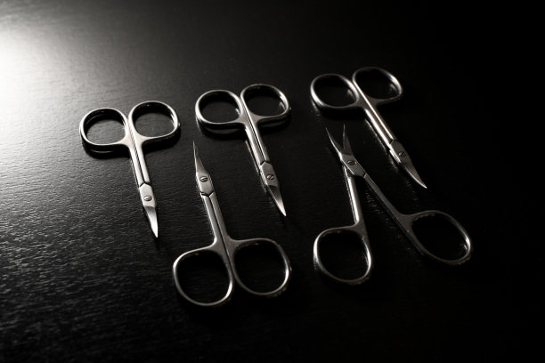 五个专业美甲剪刀集孤立的黑色背景图片下载