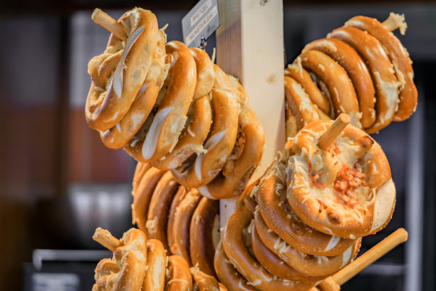 阿尔萨斯葡萄酒之路，法国科尔马一家面包店的咸味椒盐脆饼或脆饼图片下载