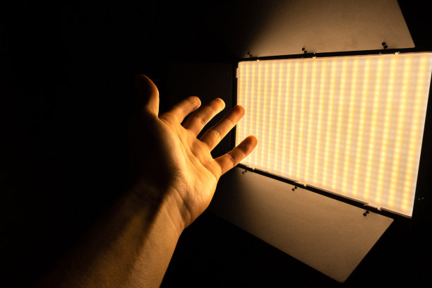 专业的照片或视频照明。SRGB led面板上的三脚架为家庭或工作室拍摄。调整照明设备。图片下载