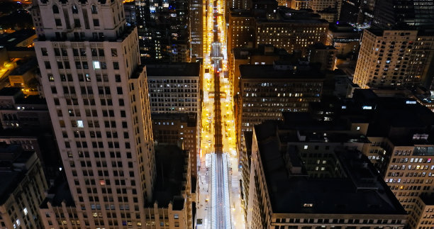 夜间沃巴什大道上芝加哥L列车的航拍照片图片下载