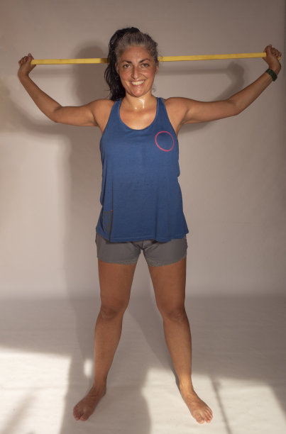 垂直照片，运动女性训练后用松紧带拉伸，健康生活，运动服装，45岁成年女性，图片下载