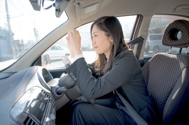 开车的女人图片下载