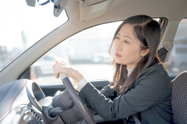 开车的女人图片下载