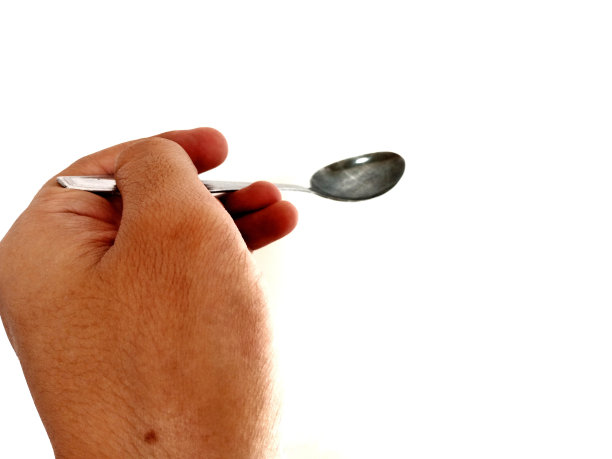 照片的概念是一只手拿着勺子图片下载