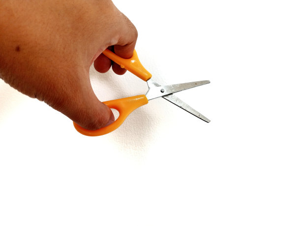 照片与手持剪刀的概念图片下载