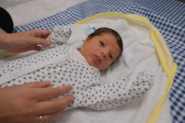 刚出生的婴儿洗澡后放松的照片图片下载