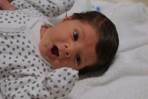 刚出生的婴儿洗澡后放松的照片图片下载