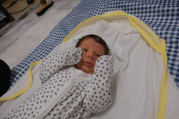 刚出生的婴儿洗澡后放松的照片图片下载