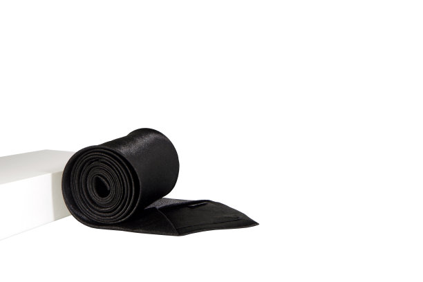 白色背景上卷起来的领带特写图片下载