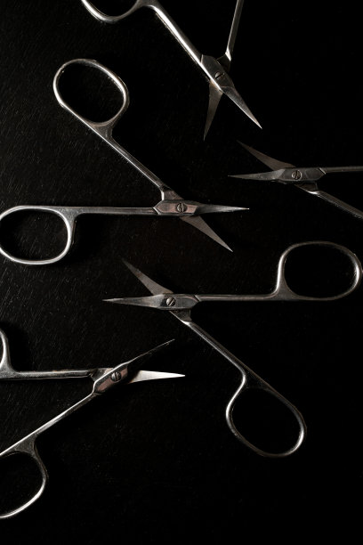 五个专业美甲剪刀集孤立地躺在黑色背景随机图片下载
