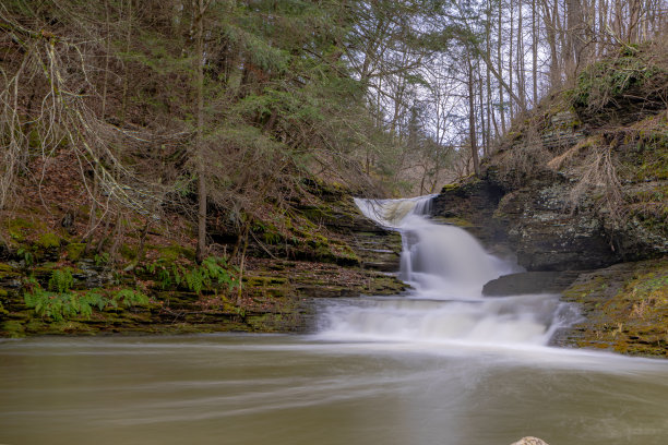 下午冬天在纽约汤普金斯县伊萨卡附近的罗伯特·h·Treman州立公园拍摄的瀑布照片。(01-13-2024)图片下载