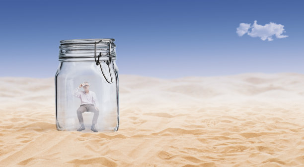 在炎热的沙漠里，一个沮丧的人被困在一个罐子里图片下载