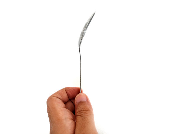 照片的概念是一只手拿着勺子图片下载