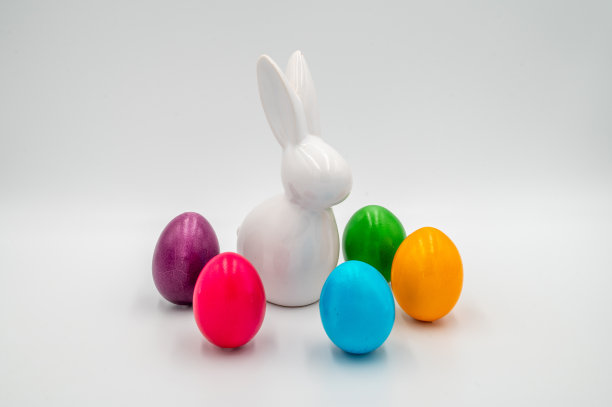 白色的复活节兔子和复活节彩蛋图片下载