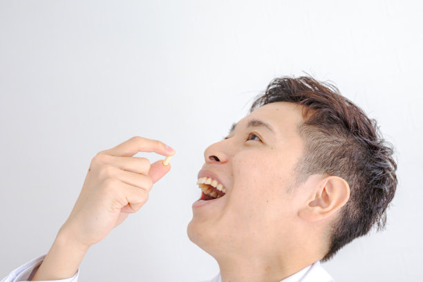 医生吃药图片下载