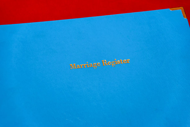 结婚登记簿上有一个蓝色的小凹，放在政府办公室的红色桌布上，金色的浮雕文字图片下载