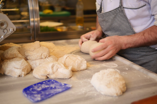 手揉成面团用来烤面包和小卷。图片下载