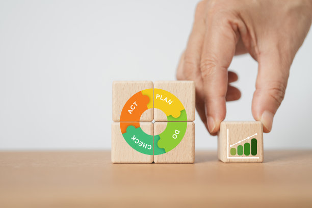 4个关键阶段(计划，执行，检查，行动或PDCA)的持续质量改进模型，效率概念。解决问题，改进组织流程。手工排列的木质立方体块图片下载
