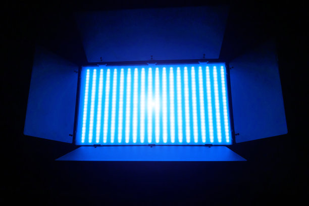 专业的照片或视频照明。SRGB led面板上的三脚架为家庭或工作室拍摄。图片下载