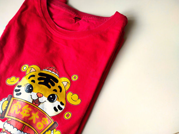 在中国新年庆祝活动中穿制服的红色衬衫图片下载