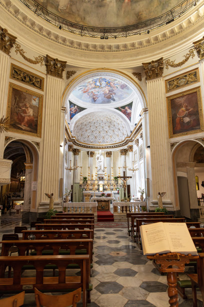 照片摄于意大利热那亚一座美丽的教堂内图片下载