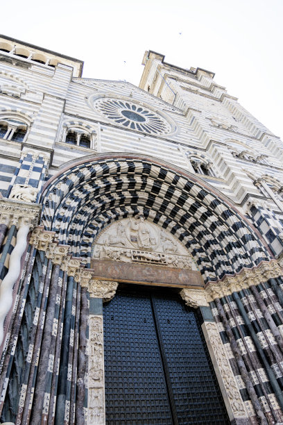 这张照片摄于意大利热那亚的圣洛伦佐大教堂图片下载