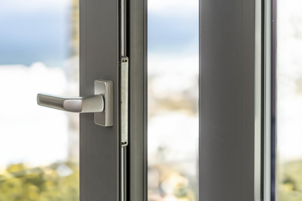 银把手的pvc或铝制窗框金属锁的封闭。图片下载