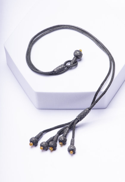 工作室拍摄了一条来自特拉布宗的手工制作的银卡扎齐耶项链的特写照片图片下载