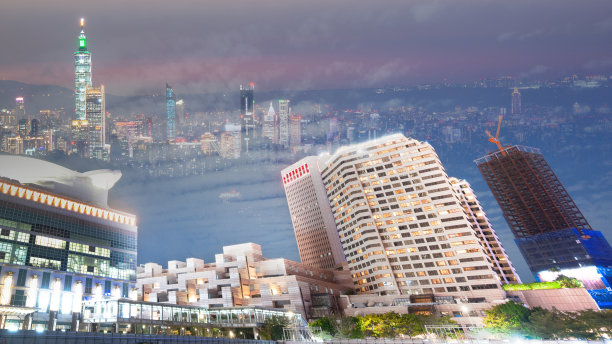 城市明亮的夜景。仰角照片和鸟瞰图。图片下载