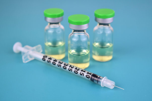 胰岛素注射器和小瓶由装有胰岛素的玻璃制成。图片下载