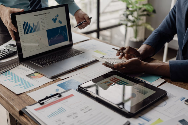 商务人士就新业务的财务和营销进行头脑风暴，在公司会议上讨论计划，在组织中工作，分析商业战略，特写图片图片下载