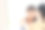 两个女人自信地练习瑜伽。穿着运动服的运动女性在家里的客厅里做健身伸展运动。运动和娱乐的概念。瑜伽老师正在帮助年轻女子。图片下载
