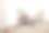 两个女人自信地练习瑜伽。穿着运动服的运动女性在家里的客厅里做健身伸展运动。运动和娱乐的概念。瑜伽老师正在帮助年轻女子。图片下载