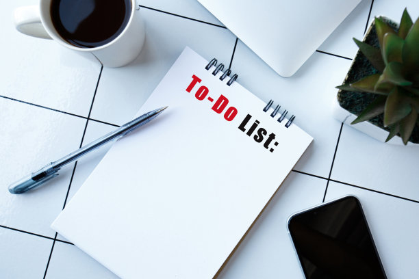 工作场所的俯视图照片，笔记本笔在笔记本植物和空白的咖啡杯上图片下载