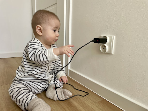 一个穿条纹衣服的小男孩爬到房间的出口图片下载