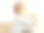 一个穿条纹衣服的小男孩爬到房间的出口图片下载