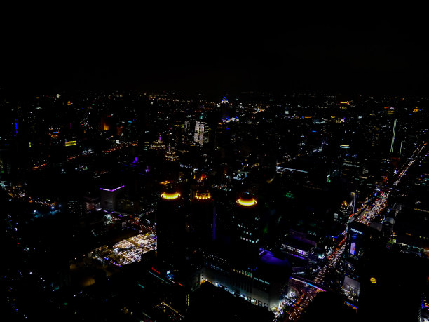 城市的夜晚，数码照片的画面作为背景图片下载