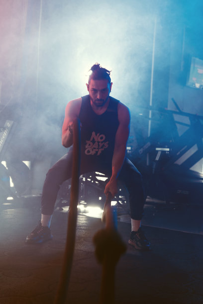 动感绳锻炼在大气健身房照明图片下载