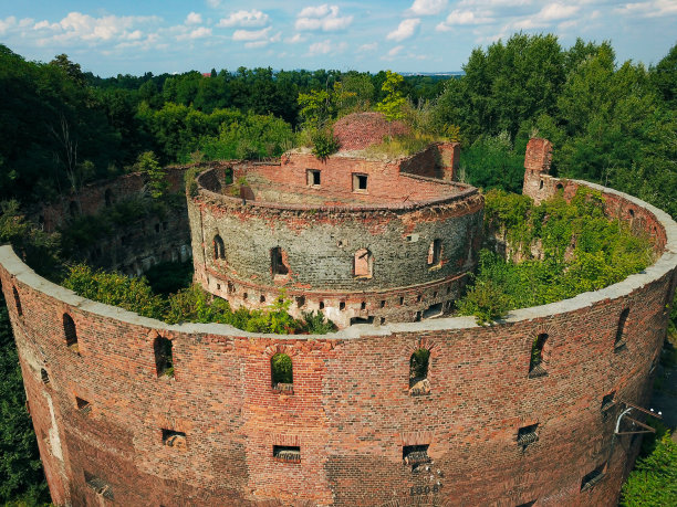从上面看被遗弃的旧军事建筑，而大自然正在慢慢地收回它图片下载