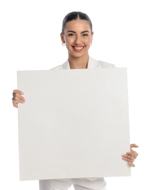 快乐的美丽女孩拿着空广告牌微笑着图片下载