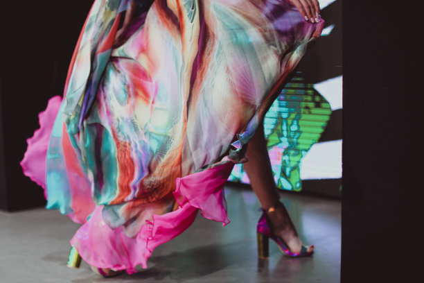 时尚细节的长粉红色缎面夏季裙和高跟鞋。图片下载