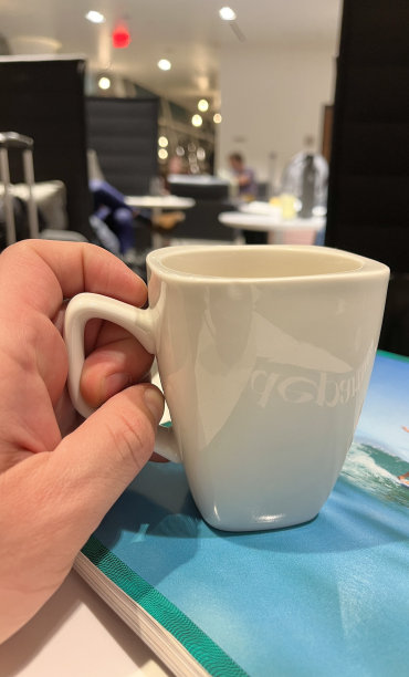 一个拉丁裔年轻人在机场贵宾休息室休息的镜头图片下载