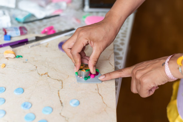 工匠在车间里雕刻一块聚合物粘土图片下载