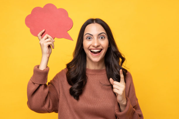 照片的年轻女子在冬天穿着抱着泡沫的思想孤立的黄色背景股票照片图片下载